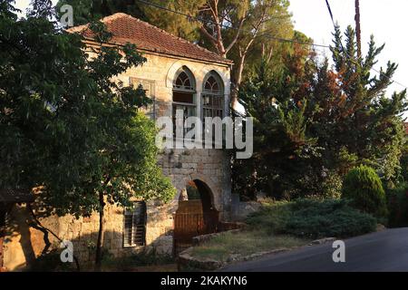 Ein traditionelles Haus im libanesischen Dorf mit kaputten Fenstern. Stockfoto