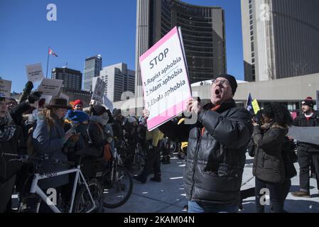Ein Anti-Muslim-Protestler, der am 4. März 2017 bei einer Kundgebung mit Pro-Muslim-Anhängern argumentierte, bei der sich Anti-Muslim- und Pro-Muslim-Demonstranten auf dem Nathan Phillips Square in Toronto, Kanada, versammelten. (Foto von Arindam Shivaani/NurPhoto) *** Bitte nutzen Sie die Gutschrift aus dem Kreditfeld *** Stockfoto