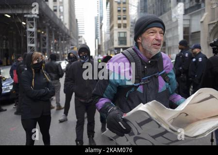 Am Trump Tower fand eine Pro-Trump-Demostration statt, und seine Straffler wurden vom Schwarzen Block konfrontiert. Der Schwarze Block besteht aus einer Gruppe von schwarz gekleideten Demonstranten, die ihre Identität verbergen und am 4. März 2017 in Manhattan eine Einheitlichkeit schaffen. Eine Veranstaltung auf facebook, die als Zeichen der Solidarität mit den Wasserschutzern in Standing Rock, Cannonball, North Dakota, entstand, wurde viral und verursachte etwa 1000 Menschen, die Straßen in Manhattan zu besuchen und zum Columbus Cirlce zu marschieren, vorbei am Trump Tower und den Trump Hotels. (Foto von Shay Horse/NurPhoto) *** Bitte nutzen Sie die Gutschrift aus dem Kreditfeld *** Stockfoto