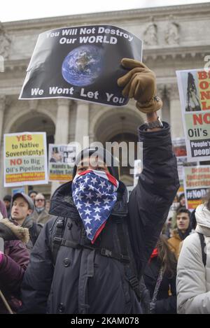 Am 4. März 2017 versammelten sich Demonstranten im Bryant Park, um in Manhattan auf die Straße zu gehen. Eine Veranstaltung auf facebook, die als Zeichen der Solidarität mit den Wasserschutzern in Standing Rock, Cannonball, North Dakota, entstand, wurde viral und verursachte etwa 1000 Menschen, die Straßen in Manhattan zu besuchen und zum Columbus Cirlce zu marschieren, vorbei am Trump Tower und den Trump Hotels. (Foto von Shay Horse/NurPhoto) *** Bitte nutzen Sie die Gutschrift aus dem Kreditfeld *** Stockfoto