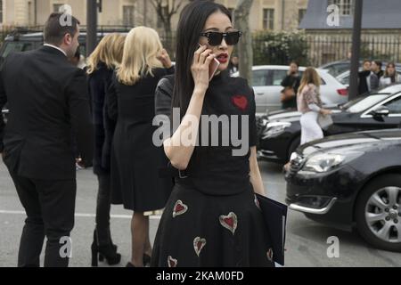 Ein Gast, der vor der Dior Fashion Show Week Herbst/Winter 2017/18 am 3. März 2017 in Paris, Frankreich, auf den Straßen von Paris zu sehen war. (Foto von Nataliya Petrova/NurPhoto) *** Bitte nutzen Sie die Gutschrift aus dem Kreditfeld *** Stockfoto