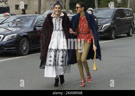 Ein Gast, der vor der Dior Fashion Show Week Herbst/Winter 2017/18 am 3. März 2017 in Paris, Frankreich, auf den Straßen von Paris zu sehen war. (Foto von Nataliya Petrova/NurPhoto) *** Bitte nutzen Sie die Gutschrift aus dem Kreditfeld *** Stockfoto