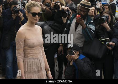 Chiara Ferragni wird am 3. März 2017 in Paris, Frankreich, in einem Kleid von Dior in den Straßen von Paris gesehen. (Foto von Nataliya Petrova/NurPhoto) *** Bitte nutzen Sie die Gutschrift aus dem Kreditfeld *** Stockfoto