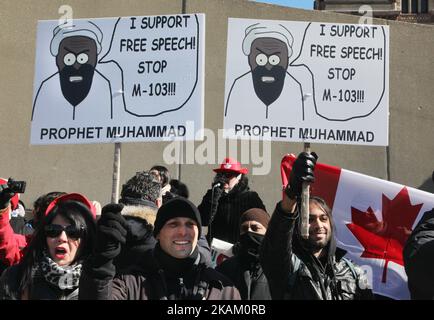 Eine Gruppe von Kanadiern versammelten sich am 04. März 2017 in der Innenstadt von Toronto, Ontario, Kanada, um gegen den Islam, die Muslime, das Scharia-Gesetz und die M-103 (Antrag der Abgeordneten der Liberalen Iqra Khalid zur Verurteilung der Islamophobie) zu protestieren. Kanadier im ganzen Land veranstalteten ähnliche Proteste, auf die Gegenproteste von Unterstützern der Muslime und zugunsten von M-103 stießen. M-103 ist ein privater Antrag der liberalen Abgeordneten Iqra Khalid, der die Regierung auffordert, „die Notwendigkeit zu erkennen, das zunehmende öffentliche Klima von Hass und Angst zu unterdrücken“ und Islamophobie sowie alle anderen Arten von zu verurteilen Stockfoto