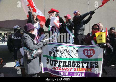 Eine Gruppe von Kanadiern versammelten sich am 04. März 2017 in der Innenstadt von Toronto, Ontario, Kanada, um gegen den Islam, die Muslime, das Scharia-Gesetz und die M-103 (Antrag der Abgeordneten der Liberalen Iqra Khalid zur Verurteilung der Islamophobie) zu protestieren. Kanadier im ganzen Land veranstalteten ähnliche Proteste, auf die Gegenproteste von Unterstützern der Muslime und zugunsten von M-103 stießen. M-103 ist ein privater Antrag der liberalen Abgeordneten Iqra Khalid, der die Regierung auffordert, „die Notwendigkeit zu erkennen, das zunehmende öffentliche Klima von Hass und Angst zu unterdrücken“ und Islamophobie sowie alle anderen Arten von zu verurteilen Stockfoto
