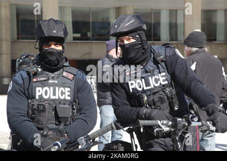 Starke Polizeipräsenz, als sich gegnerische Gruppen von Demonstranten am 04. März 2017 wegen des M-103-Antrags zur Bekämpfung der Islamophobie in der Innenstadt von Toronto, Ontario, Kanada, zusammenschlugen. Kanadier im ganzen Land veranstalteten ähnliche Proteste gegen den Islam, Muslime, das Scharia-Gesetz und M-103. Auf diese Proteste stießen Gegenproteste von Unterstützenden und Befürwortern von M-103. M-103 ist ein privater Antrag der liberalen Abgeordneten Iqra Khalid, der die Regierung auffordert, „die Notwendigkeit zu erkennen, das zunehmende öffentliche Klima von Hass und Angst zu unterdrücken“ und Islamophobie sowie alle anderen Arten von „systemischen“ zu verurteilen Stockfoto