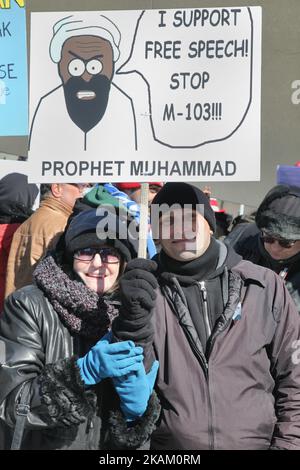 Eine Gruppe von Kanadiern versammelten sich am 04. März 2017 in der Innenstadt von Toronto, Ontario, Kanada, um gegen den Islam, die Muslime, das Scharia-Gesetz und die M-103 (Antrag der Abgeordneten der Liberalen Iqra Khalid zur Verurteilung der Islamophobie) zu protestieren. Kanadier im ganzen Land veranstalteten ähnliche Proteste, auf die Gegenproteste von Unterstützern der Muslime und zugunsten von M-103 stießen. M-103 ist ein privater Antrag der liberalen Abgeordneten Iqra Khalid, der die Regierung auffordert, „die Notwendigkeit zu erkennen, das zunehmende öffentliche Klima von Hass und Angst zu unterdrücken“ und Islamophobie sowie alle anderen Arten von zu verurteilen Stockfoto