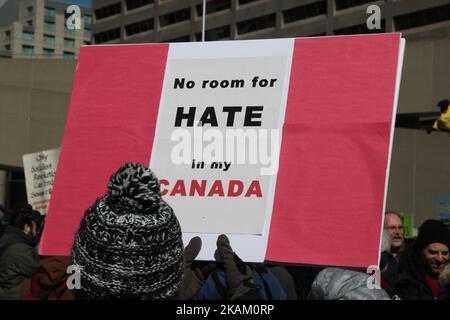 Pro-muslimischer Protestler mit einem Schild mit der Aufschrift „No Room for Hate in My Canada“, als sich oppositionellen Gruppen von Demonstranten während der pro-muslimischen und anti-muslimischen Demonstrationen in der Innenstadt von Toronto, Ontario, Kanada, am 04. März 2017 über den M-103-Antrag zur Bekämpfung von Islamophobie zusammenschlugen. Kanadier im ganzen Land veranstalteten ähnliche Proteste gegen den Islam; Muslime; Scharia-Gesetz und M-103. Auf diese Proteste stießen Gegenproteste von Unterstützenden und Befürwortern von M-103. M-103 ist ein Antrag der Abgeordneten der Liberalen Abgeordneten Iqra Khalid, der die Regierung auffordert, die Notwendigkeit zu erkennen, die Inkrementellen zu unterdrücken Stockfoto