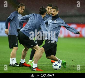 Real Madrids portugiesischer Stürmer Cristiano Ronaldo in Aktion während eines Trainings bei starkem Regen am Vorabend des Champions-League-Fußballspiels Napoli gegen Real Madrid am 6. März 2017 im San Paolo-Stadion in Neapel. (Foto von Matteo Ciambelli/NurPhoto) *** Bitte nutzen Sie die Gutschrift aus dem Kreditfeld *** Stockfoto