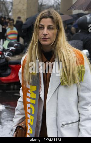 Ein Gast während der Paris Fashion Week Womenswear Herbst/Winter 2017/2018, am 4. März 2017 in Paris, Frankreich. (Foto von Nataliya Petrova/NurPhoto) *** Bitte nutzen Sie die Gutschrift aus dem Kreditfeld *** Stockfoto