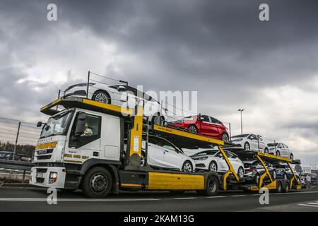 Am 7. März 2017 verlassen die Opel-Automobilfabrik von General Motors Manufacturing Poland in Gliwice, Polen, die neuen Opel-Astra-Fahrzeuge auf einem Autotransportwagen. General Motors verkauft sein verlustbeherrschendes europäisches Automobilgeschäft, darunter die deutsche Opel- und die britische Marke Vauxhall, an die französische PSA-Gruppe. (Foto von Beata Zawrzel/NurPhoto) *** Bitte nutzen Sie die Gutschrift aus dem Kreditfeld *** Stockfoto