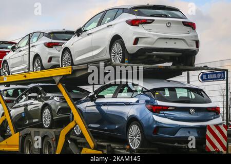 Am 7. März 2017 verlassen die Opel-Automobilfabrik von General Motors Manufacturing Poland in Gliwice, Polen, die neuen Opel-Astra-Fahrzeuge auf einem Autotransportwagen. General Motors verkauft sein verlustbeherrschendes europäisches Automobilgeschäft, darunter die deutsche Opel- und die britische Marke Vauxhall, an die französische PSA-Gruppe. (Foto von Beata Zawrzel/NurPhoto) *** Bitte nutzen Sie die Gutschrift aus dem Kreditfeld *** Stockfoto