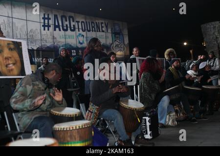 Menschen versammeln sich, um gegen die schwarze Trans-Frau zu protestieren, die in den ersten zwei Monaten des Jahres 2017 von der GUS-Polizei im Barclays Center, Brooklyn, NY, USA, ermordet wurde, 6. März 2017 (Foto von Anik Rahman/NurPhoto) *** Bitte benutzen Sie die Gutschrift aus dem Kreditfeld *** Stockfoto