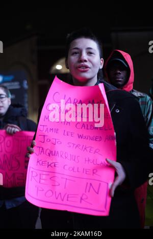 Menschen versammeln sich, um gegen die schwarze Trans-Frau zu protestieren, die in den ersten zwei Monaten des Jahres 2017 von der GUS-Polizei im Barclays Center, Brooklyn, NY, USA, ermordet wurde, 6. März 2017 (Foto von Anik Rahman/NurPhoto) *** Bitte benutzen Sie die Gutschrift aus dem Kreditfeld *** Stockfoto