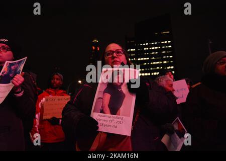 Menschen versammeln sich, um gegen die schwarze Trans-Frau zu protestieren, die in den ersten zwei Monaten des Jahres 2017 von der GUS-Polizei im Barclays Center, Brooklyn, NY, USA, ermordet wurde, 6. März 2017 (Foto von Anik Rahman/NurPhoto) *** Bitte benutzen Sie die Gutschrift aus dem Kreditfeld *** Stockfoto