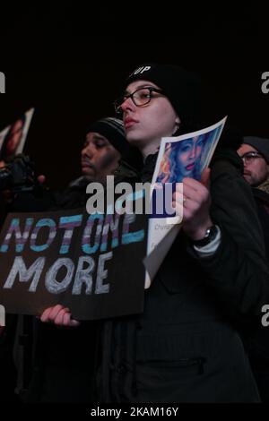 Menschen versammeln sich, um gegen die schwarze Trans-Frau zu protestieren, die in den ersten zwei Monaten des Jahres 2017 von der GUS-Polizei im Barclays Center, Brooklyn, NY, USA, ermordet wurde, 6. März 2017 (Foto von Anik Rahman/NurPhoto) *** Bitte benutzen Sie die Gutschrift aus dem Kreditfeld *** Stockfoto