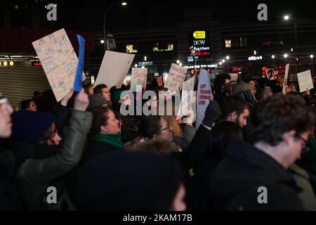 Menschen versammeln sich, um gegen die schwarze Trans-Frau zu protestieren, die in den ersten zwei Monaten des Jahres 2017 von der GUS-Polizei im Barclays Center, Brooklyn, NY, USA, ermordet wurde, 6. März 2017 (Foto von Anik Rahman/NurPhoto) *** Bitte benutzen Sie die Gutschrift aus dem Kreditfeld *** Stockfoto