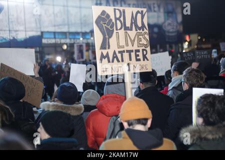 Menschen versammeln sich, um gegen die schwarze Trans-Frau zu protestieren, die in den ersten zwei Monaten des Jahres 2017 von der GUS-Polizei im Barclays Center, Brooklyn, NY, USA, ermordet wurde, 6. März 2017 (Foto von Anik Rahman/NurPhoto) *** Bitte benutzen Sie die Gutschrift aus dem Kreditfeld *** Stockfoto