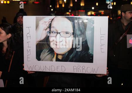 Menschen versammeln sich, um gegen die schwarze Trans-Frau zu protestieren, die in den ersten zwei Monaten des Jahres 2017 von der GUS-Polizei im Barclays Center, Brooklyn, NY, USA, ermordet wurde, 6. März 2017 (Foto von Anik Rahman/NurPhoto) *** Bitte benutzen Sie die Gutschrift aus dem Kreditfeld *** Stockfoto