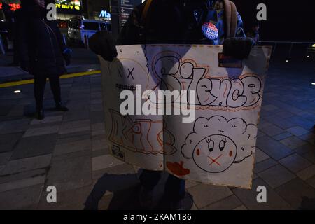 Menschen versammeln sich, um gegen die schwarze Trans-Frau zu protestieren, die in den ersten zwei Monaten des Jahres 2017 von der GUS-Polizei im Barclays Center, Brooklyn, NY, USA, ermordet wurde, 6. März 2017 (Foto von Anik Rahman/NurPhoto) *** Bitte benutzen Sie die Gutschrift aus dem Kreditfeld *** Stockfoto