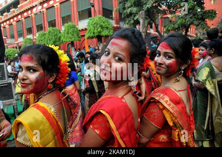 Rabindra Bharati University Studenten feiern Basanta Utsav und Holi ,Color Festival auf dem Jorasanko Rabindra Bharati University Campus am 7. März 2017 in Kalkutta, Indien. (Foto von Debajyoti Chakraborty/NurPhoto) *** Bitte nutzen Sie die Gutschrift aus dem Kreditfeld *** Stockfoto