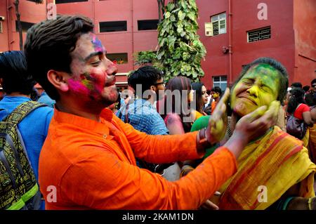 Rabindra Bharati University Studenten feiern Basanta Utsav und Holi ,Color Festival auf dem Jorasanko Rabindra Bharati University Campus am 7. März 2017 in Kalkutta, Indien. (Foto von Debajyoti Chakraborty/NurPhoto) *** Bitte nutzen Sie die Gutschrift aus dem Kreditfeld *** Stockfoto