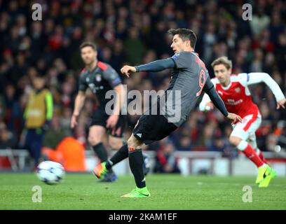 Robert Lewandowski vom FC Bayern München erzielt bei der UEFA Champions League ein Tor von seiner Seite, um das Tor 1-1 zu erreichen - Runde 16 - 2. Beinspiel zwischen Arsenal und Bayern München in den Emiraten , London 07 Mar 2017 (Foto von Kieran Galvin/NurPhoto) *** Bitte verwenden Sie Credit from Credit Field *** Stockfoto