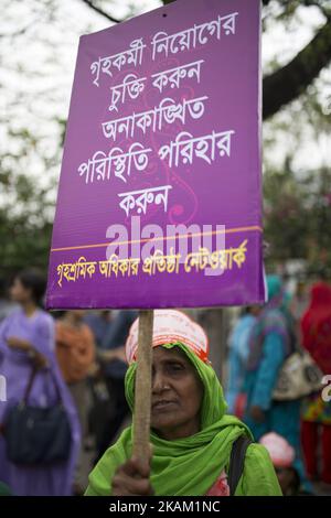 Aktivisten und Bekleidungsarbeiter aus Bangladesch nehmen am 08. März 2017 an einer Kundgebung vor dem National Press Club während des Internationalen Frauentags in Dhaka, Bangladesch, Teil. Mehrere Frauenorganisationen forderten Gleichbehandlung, Verbesserung der Arbeitsbedingungen und Maßnahmen zur Bekämpfung von Gewalt gegen Frauen. (Foto von Zakir Hossain Chowdhury/NurPhoto) *** Bitte nutzen Sie die Gutschrift aus dem Kreditfeld *** Stockfoto