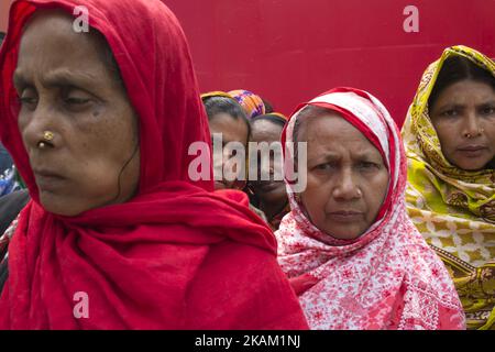 Aktivisten und Bekleidungsarbeiter aus Bangladesch nehmen am 08. März 2017 an einer Kundgebung vor dem National Press Club während des Internationalen Frauentags in Dhaka, Bangladesch, Teil. Mehrere Frauenorganisationen forderten Gleichbehandlung, Verbesserung der Arbeitsbedingungen und Maßnahmen zur Bekämpfung von Gewalt gegen Frauen. (Foto von Zakir Hossain Chowdhury/NurPhoto) *** Bitte nutzen Sie die Gutschrift aus dem Kreditfeld *** Stockfoto