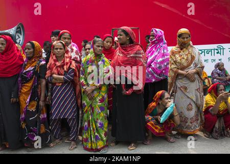 Aktivisten und Bekleidungsarbeiter aus Bangladesch nehmen am 08. März 2017 an einer Kundgebung vor dem National Press Club während des Internationalen Frauentags in Dhaka, Bangladesch, Teil. Mehrere Frauenorganisationen forderten Gleichbehandlung, Verbesserung der Arbeitsbedingungen und Maßnahmen zur Bekämpfung von Gewalt gegen Frauen. (Foto von Zakir Hossain Chowdhury/NurPhoto) *** Bitte nutzen Sie die Gutschrift aus dem Kreditfeld *** Stockfoto