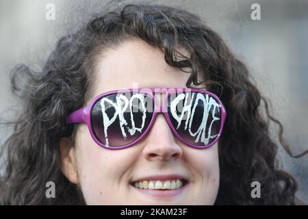 Ein Pro-Choice-Protestler, der sich auf der O'Connel Bridge im Zentrum von Dublin auf die Straßen von Dublin versammelte, um ein Referendum über die Aufhebung der achten Änderung anzustreben, als Hunderte von Menschen, hauptsächlich Mitglieder der Kampagne zur Aufhebung des Streiks 4, protestierten und vor mehreren Regierungsabteilungen protestierten. Der Änderungsantrag zur Verfassung von 1937, der 1983 in ein Referendum aufgenommen wurde, behauptet, dass das Recht auf Leben eines ungeborenen Kindes dem seiner Mutter entspricht. Am Mittwoch, den 08. März 2017, in Dublin, Irland. (Foto von Artur Widak/NurPhoto) *** Bitte nutzen Sie die Gutschrift aus dem Kreditfeld *** Stockfoto