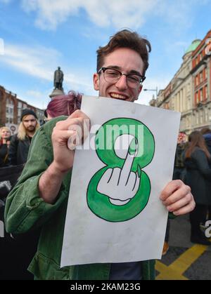 Hunderte von Menschen, hauptsächlich Mitglieder der Aufhebungskampagne „Strike 4“, versammelten sich auf der O'Connel Bridge im Zentrum von Dublin und protestierten dann vor einer Reihe von Regierungsabteilungen auf die Straßen von Dublin, um ein Referendum über die Aufhebung der achten Änderung anzustreben. Der Änderungsantrag zur Verfassung von 1937, der 1983 in ein Referendum aufgenommen wurde, behauptet, dass das Recht auf Leben eines ungeborenen Kindes dem seiner Mutter entspricht. Am Mittwoch, den 08. März 2017, in Dublin, Irland. (Foto von Artur Widak/NurPhoto) *** Bitte nutzen Sie die Gutschrift aus dem Kreditfeld *** Stockfoto