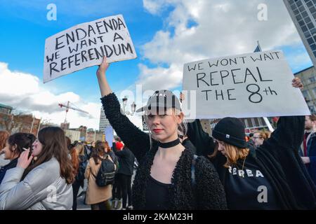 Hunderte von Menschen, hauptsächlich Mitglieder der Aufhebungskampagne „Strike 4“, versammelten sich auf der O'Connel Bridge im Zentrum von Dublin und protestierten dann vor einer Reihe von Regierungsabteilungen auf die Straßen von Dublin, um ein Referendum über die Aufhebung der achten Änderung anzustreben. Der Änderungsantrag zur Verfassung von 1937, der 1983 in ein Referendum aufgenommen wurde, behauptet, dass das Recht auf Leben eines ungeborenen Kindes dem seiner Mutter entspricht. Am Mittwoch, den 08. März 2017, in Dublin, Irland. (Foto von Artur Widak/NurPhoto) *** Bitte nutzen Sie die Gutschrift aus dem Kreditfeld *** Stockfoto