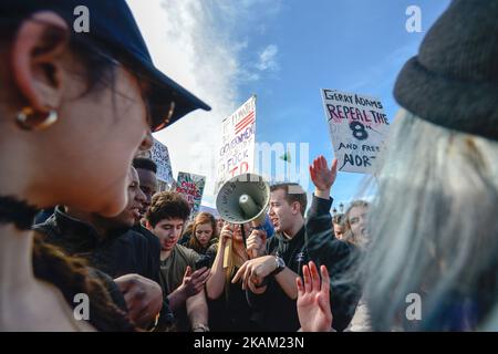 Hunderte von Menschen, hauptsächlich Mitglieder der Aufhebungskampagne „Strike 4“, versammelten sich auf der O'Connel Bridge im Zentrum von Dublin und protestierten dann vor einer Reihe von Regierungsabteilungen auf die Straßen von Dublin, um ein Referendum über die Aufhebung der achten Änderung anzustreben. Der Änderungsantrag zur Verfassung von 1937, der 1983 in ein Referendum aufgenommen wurde, behauptet, dass das Recht auf Leben eines ungeborenen Kindes dem seiner Mutter entspricht. Am Mittwoch, den 08. März 2017, in Dublin, Irland. (Foto von Artur Widak/NurPhoto) *** Bitte nutzen Sie die Gutschrift aus dem Kreditfeld *** Stockfoto