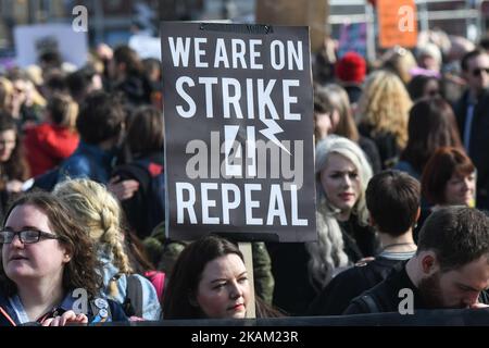 Hunderte von Menschen, hauptsächlich Mitglieder der Aufhebungskampagne „Strike 4“, versammelten sich auf der O'Connel Bridge im Zentrum von Dublin und protestierten dann vor einer Reihe von Regierungsabteilungen auf die Straßen von Dublin, um ein Referendum über die Aufhebung der achten Änderung anzustreben. Der Änderungsantrag zur Verfassung von 1937, der 1983 in ein Referendum aufgenommen wurde, behauptet, dass das Recht auf Leben eines ungeborenen Kindes dem seiner Mutter entspricht. Am Mittwoch, den 08. März 2017, in Dublin, Irland. (Foto von Artur Widak/NurPhoto) *** Bitte nutzen Sie die Gutschrift aus dem Kreditfeld *** Stockfoto