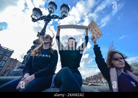 Hunderte von Menschen, hauptsächlich Mitglieder der Aufhebungskampagne „Strike 4“, versammelten sich auf der O'Connel Bridge im Zentrum von Dublin und protestierten dann vor einer Reihe von Regierungsabteilungen auf die Straßen von Dublin, um ein Referendum über die Aufhebung der achten Änderung anzustreben. Der Änderungsantrag zur Verfassung von 1937, der 1983 in ein Referendum aufgenommen wurde, behauptet, dass das Recht auf Leben eines ungeborenen Kindes dem seiner Mutter entspricht. Am Mittwoch, den 08. März 2017, in Dublin, Irland. (Foto von Artur Widak/NurPhoto) *** Bitte nutzen Sie die Gutschrift aus dem Kreditfeld *** Stockfoto