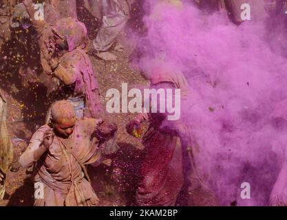 Witwen, die mit farbigem Pulver und Blütenblättern bedeckt sind, tanzen, während sie am 9,2017. März an der Feier des holi oder dem „Fest der Farben“ in Vrindavan, Mathura, teilnehmen. Tausende Witwen aus Vrindavan und Varanasi haben das Farbenfest des Hindu-Frühlings in einem Tempel gefeiert. Die Veranstaltung wurde von der indischen NGO Sulabh International organisiert, die versucht, den Zustand von Witwen, die in staatlichen Unterkünften leben, zu verbessern. Dies war das erste Mal, dass Witwen das Holi-Fest in jedem Tempel feierten, da Witwen in vielen Teilen Indiens Holi nicht feiern und an anderen Festiva teilnehmen dürfen Stockfoto