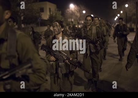 BINYAMINA, ISRAEL - 08. MÄRZ 2017: Soldaten des Artilleriekorps marschieren während ihres baret-marsches am Ende ihres grundlegenden Armeetrainings am 08. März 2017 in der Nähe der nördlichen Stadt Binyamina, Israel, durch ein urbanes Gebiet. Rund 600 Soldaten nahmen an dem marsch von etwa 25km Teil, der von Mitternacht bis in die frühen Morgenstunden dauerte. (Foto von Corinna Kern/NurPhoto) *** Bitte nutzen Sie die Gutschrift aus dem Kreditfeld *** Stockfoto