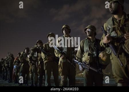 BINYAMINA, ISRAEL - 08. MÄRZ 2017: Soldaten des Artilleriekorps hören ihrem Kommandanten zu, bevor sie am 08. März 2017 an einem baret-marsch teilnehmen, der am Ende ihrer militärischen Grundausbildung in der Nähe der nördlichen Stadt Binyamina, Israel, stattfindet. Rund 600 Soldaten nahmen an dem marsch von etwa 25km Teil, der von Mitternacht bis in die frühen Morgenstunden dauerte. (Foto von Corinna Kern/NurPhoto) *** Bitte nutzen Sie die Gutschrift aus dem Kreditfeld *** Stockfoto