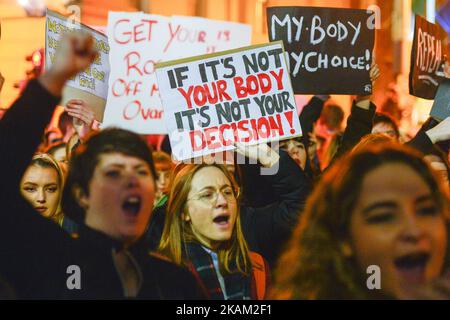 Demonstranten während einer Aufhebungskampagne „Streik 4“, die heute im Stadtzentrum von Dublin abgehalten wurde, um ein Referendum über die Aufhebung der achten Änderung anzustreben. Der Änderungsantrag zur Verfassung von 1937, der 1983 in ein Referendum aufgenommen wurde, behauptet, dass das Recht auf Leben eines ungeborenen Kindes dem seiner Mutter entspricht. Am Mittwoch, den 08. März 2017, in Dublin, Irland. (Foto von Artur Widak/NurPhoto) *** Bitte nutzen Sie die Gutschrift aus dem Kreditfeld *** Stockfoto