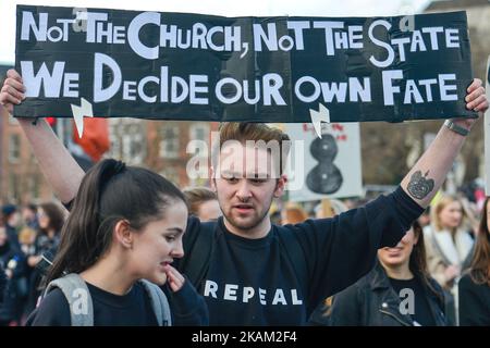 Demonstranten während einer Aufhebungskampagne „Streik 4“, die heute im Stadtzentrum von Dublin abgehalten wurde, um ein Referendum über die Aufhebung der achten Änderung anzustreben. Der Änderungsantrag zur Verfassung von 1937, der 1983 in ein Referendum aufgenommen wurde, behauptet, dass das Recht auf Leben eines ungeborenen Kindes dem seiner Mutter entspricht. Am Mittwoch, den 08. März 2017, in Dublin, Irland. (Foto von Artur Widak/NurPhoto) *** Bitte nutzen Sie die Gutschrift aus dem Kreditfeld *** Stockfoto