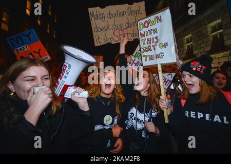 Demonstranten während einer Aufhebungskampagne „Streik 4“, die heute im Stadtzentrum von Dublin abgehalten wurde, um ein Referendum über die Aufhebung der achten Änderung anzustreben. Der Änderungsantrag zur Verfassung von 1937, der 1983 in ein Referendum aufgenommen wurde, behauptet, dass das Recht auf Leben eines ungeborenen Kindes dem seiner Mutter entspricht. Am Mittwoch, den 08. März 2017, in Dublin, Irland. (Foto von Artur Widak/NurPhoto) *** Bitte nutzen Sie die Gutschrift aus dem Kreditfeld *** Stockfoto