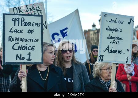 Drei Generationen irischer Frauen während eines Protestes zur Aufhebung der Streik 4-Kampagne, der heute im Stadtzentrum von Dublin stattfand, um ein Referendum über die Aufhebung der achten Änderung anzustreben. Der Änderungsantrag zur Verfassung von 1937, der 1983 in ein Referendum aufgenommen wurde, behauptet, dass das Recht auf Leben eines ungeborenen Kindes dem seiner Mutter entspricht. Am Mittwoch, den 08. März 2017, in Dublin, Irland. (Foto von Artur Widak/NurPhoto) *** Bitte nutzen Sie die Gutschrift aus dem Kreditfeld *** Stockfoto