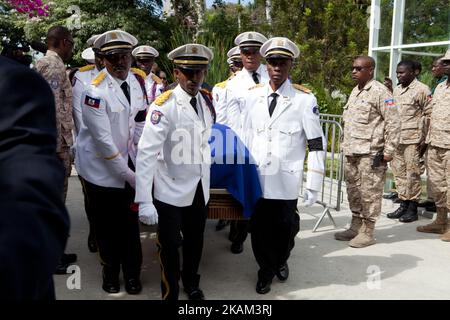 Ehrengäste tragen den Sarg des verstorbenen ehemaligen haitianischen Präsidenten Rene Preval in Port au Prince, Haiti, 10. März 2017. Hunderte von Haitianern und internationalen Beamten versammelten sich im Nationalmuseum von Haiti, um dem verstorbenen ehemaligen Präsidenten Rene Preval, der am 03. März 2017 im Alter von 74 Jahren starb, Respekt zu erweisen. Der Trauerdienst wird am 11. März stattfinden.(Foto: Bahare Khodabande/NurPhoto) *** Bitte benutzen Sie den Credit from Credit Field *** Stockfoto