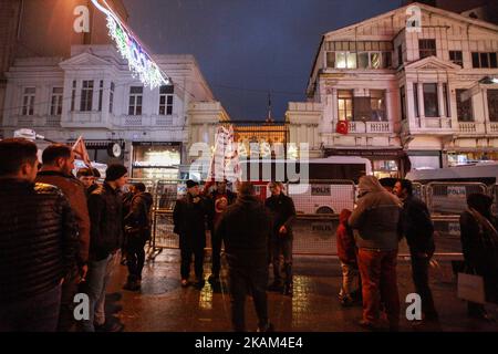 Demonstranten schwenken türkische Nationalflaggen, während sie am 12. März 2017 in Istanbul, Türkei, bei einer Demonstration vor dem niederländischen Konsulat Parolen rufen. Die Sicherheit um das niederländische Konsulat wurde erhöht, nachdem sich Menschen weiter vor dem Konsulat versammelten, um gegen die Maßnahmen gegen den türkischen Außenminister zu protestieren, der in der niederländischen Stadt Rotterdam sprechen sollte, aber die Einreise verweigert wurde und sein Flugzeug von der Landung ausgeschlossen war. Als Reaktion auf die Aktion beschrieb der türkische Präsident Recep Tayyip Erdogan bei einer Volksentscheid-Kundgebung am Samstag die Holländer als "Nazi-Überbleibsel und Faschist Stockfoto