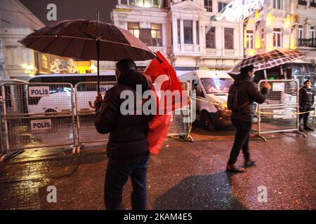 Demonstranten schwenken türkische Nationalflaggen, während sie am 12. März 2017 in Istanbul, Türkei, bei einer Demonstration vor dem niederländischen Konsulat Parolen rufen. Die Sicherheit um das niederländische Konsulat wurde erhöht, nachdem sich Menschen weiter vor dem Konsulat versammelten, um gegen die Maßnahmen gegen den türkischen Außenminister zu protestieren, der in der niederländischen Stadt Rotterdam sprechen sollte, aber die Einreise verweigert wurde und sein Flugzeug von der Landung ausgeschlossen war. Als Reaktion auf die Aktion beschrieb der türkische Präsident Recep Tayyip Erdogan bei einer Volksentscheid-Kundgebung am Samstag die Holländer als "Nazi-Überbleibsel und Faschist Stockfoto