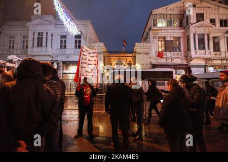 Demonstranten schwenken türkische Nationalflaggen, während sie am 12. März 2017 in Istanbul, Türkei, bei einer Demonstration vor dem niederländischen Konsulat Parolen rufen. Die Sicherheit um das niederländische Konsulat wurde erhöht, nachdem sich Menschen weiter vor dem Konsulat versammelten, um gegen die Maßnahmen gegen den türkischen Außenminister zu protestieren, der in der niederländischen Stadt Rotterdam sprechen sollte, aber die Einreise verweigert wurde und sein Flugzeug von der Landung ausgeschlossen war. Als Reaktion auf die Aktion beschrieb der türkische Präsident Recep Tayyip Erdogan bei einer Volksentscheid-Kundgebung am Samstag die Holländer als "Nazi-Überbleibsel und Faschist Stockfoto