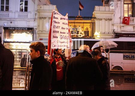 Demonstranten schwenken türkische Nationalflaggen, während sie am 12. März 2017 in Istanbul, Türkei, bei einer Demonstration vor dem niederländischen Konsulat Parolen rufen. Die Sicherheit um das niederländische Konsulat wurde erhöht, nachdem sich Menschen weiter vor dem Konsulat versammelten, um gegen die Maßnahmen gegen den türkischen Außenminister zu protestieren, der in der niederländischen Stadt Rotterdam sprechen sollte, aber die Einreise verweigert wurde und sein Flugzeug von der Landung ausgeschlossen war. Als Reaktion auf die Aktion beschrieb der türkische Präsident Recep Tayyip Erdogan bei einer Volksentscheid-Kundgebung am Samstag die Holländer als "Nazi-Überbleibsel und Faschist Stockfoto