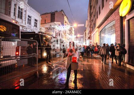 Demonstranten schwenken türkische Nationalflaggen, während sie während einer Demonstration am 12. März 2017 Slogans rufen (Foto: Emrah Oprukcu/NurPhoto) *** Bitte benutzen Sie das Credit from Credit Field *** Stockfoto