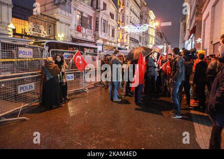 Demonstranten schwenken türkische Nationalflaggen, während sie am 12. März 2017 in Istanbul, Türkei, bei einer Demonstration vor dem niederländischen Konsulat Parolen rufen. Die Sicherheit um das niederländische Konsulat wurde erhöht, nachdem sich Menschen weiter vor dem Konsulat versammelten, um gegen die Maßnahmen gegen den türkischen Außenminister zu protestieren, der in der niederländischen Stadt Rotterdam sprechen sollte, aber die Einreise verweigert wurde und sein Flugzeug von der Landung ausgeschlossen war. Als Reaktion auf die Aktion beschrieb der türkische Präsident Recep Tayyip Erdogan bei einer Volksentscheid-Kundgebung am Samstag die Holländer als "Nazi-Überbleibsel und Faschist Stockfoto